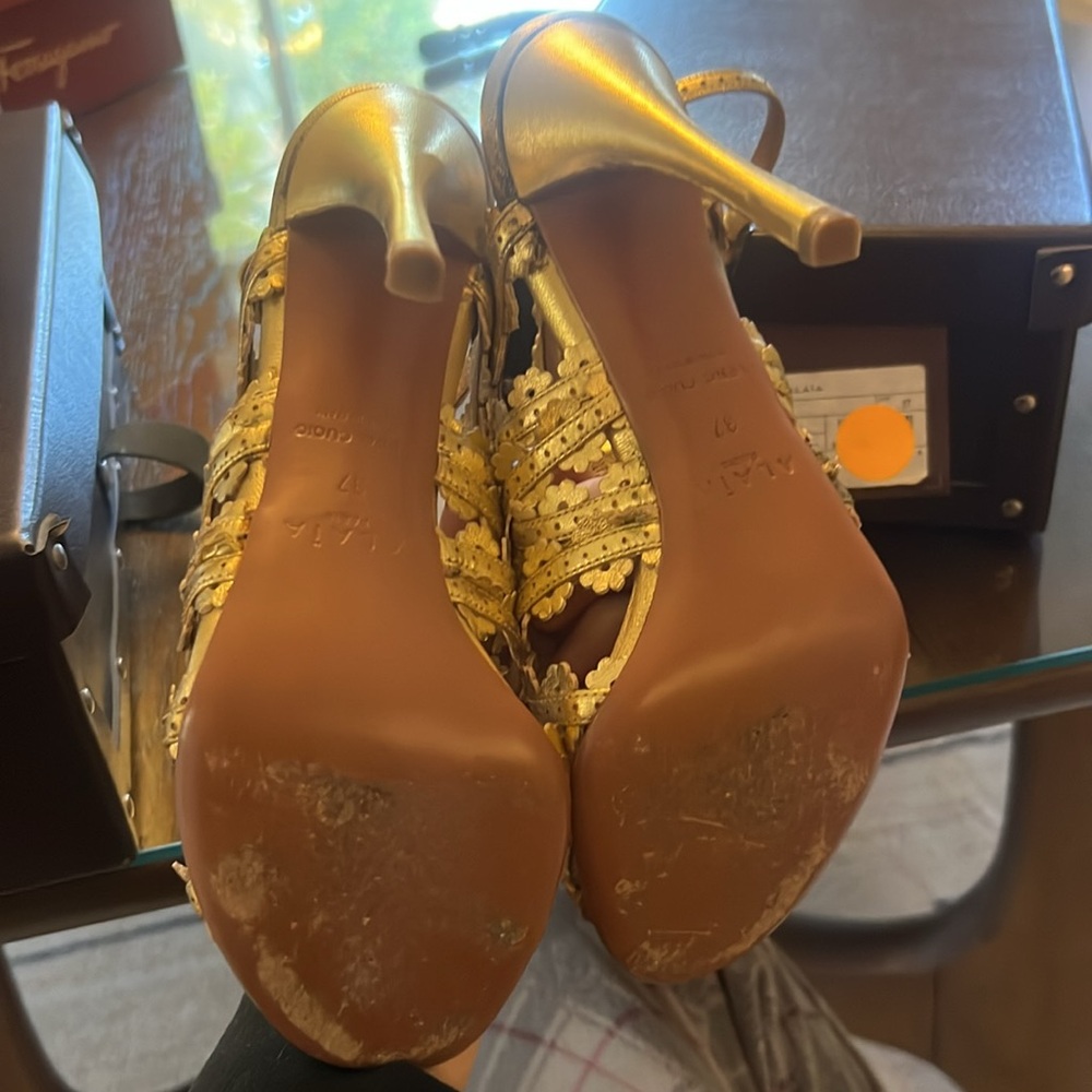 Alaia Gretchen gold strappy sandal - Picture 7 of 7